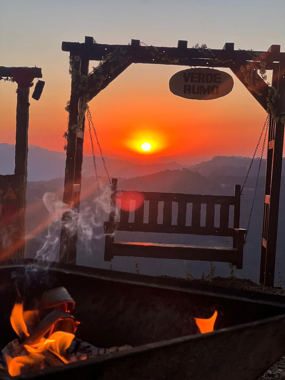 Balanço romântico no mirante com vista espetacular do pôr do sol em Monte Verde