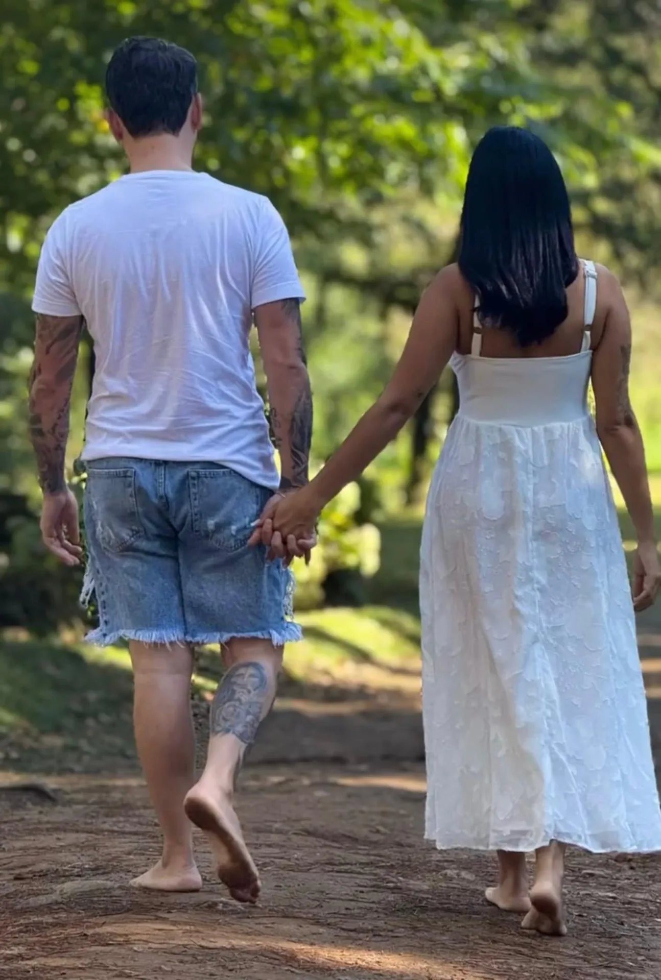 Casal em cenário europeu do vilarejo de Monte Verde