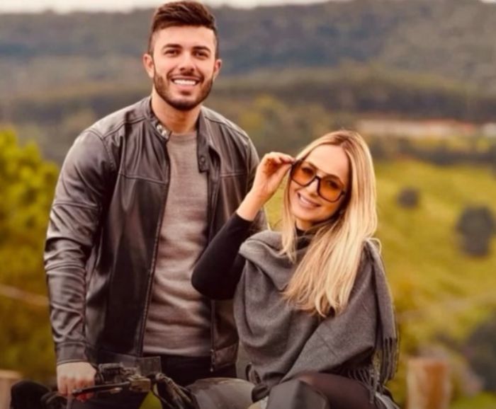 Casal sorrindo em aventura de quadriciclo nas montanhas de Monte Verde