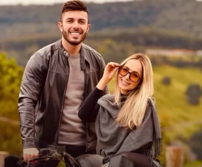 Casal sorrindo em aventura de quadriciclo nas montanhas de Monte Verde