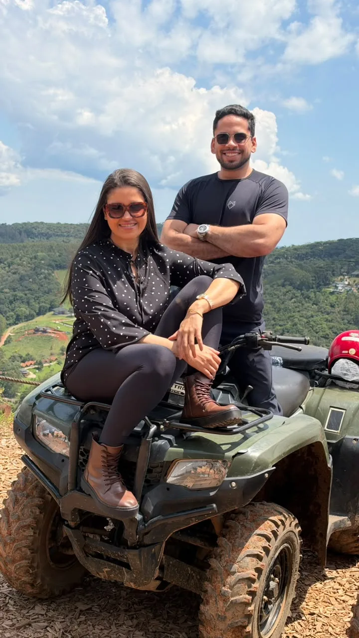 Casal no quadriciclo no mirante Mão de Deus, com as montanhas de Monte Verde ao fundo