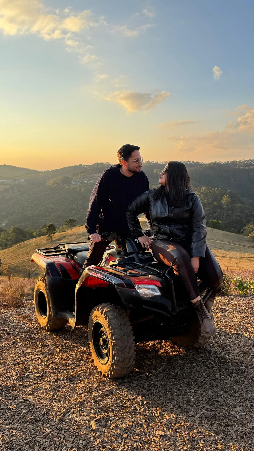 Casal aproveitando quadriciclo no pôr do sol dourado de Monte Verde