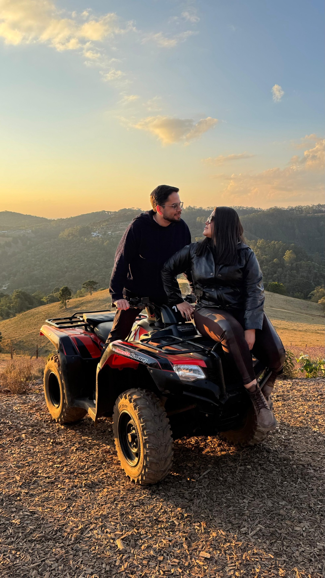 Casal aproveitando quadriciclo no pôr do sol dourado de Monte Verde