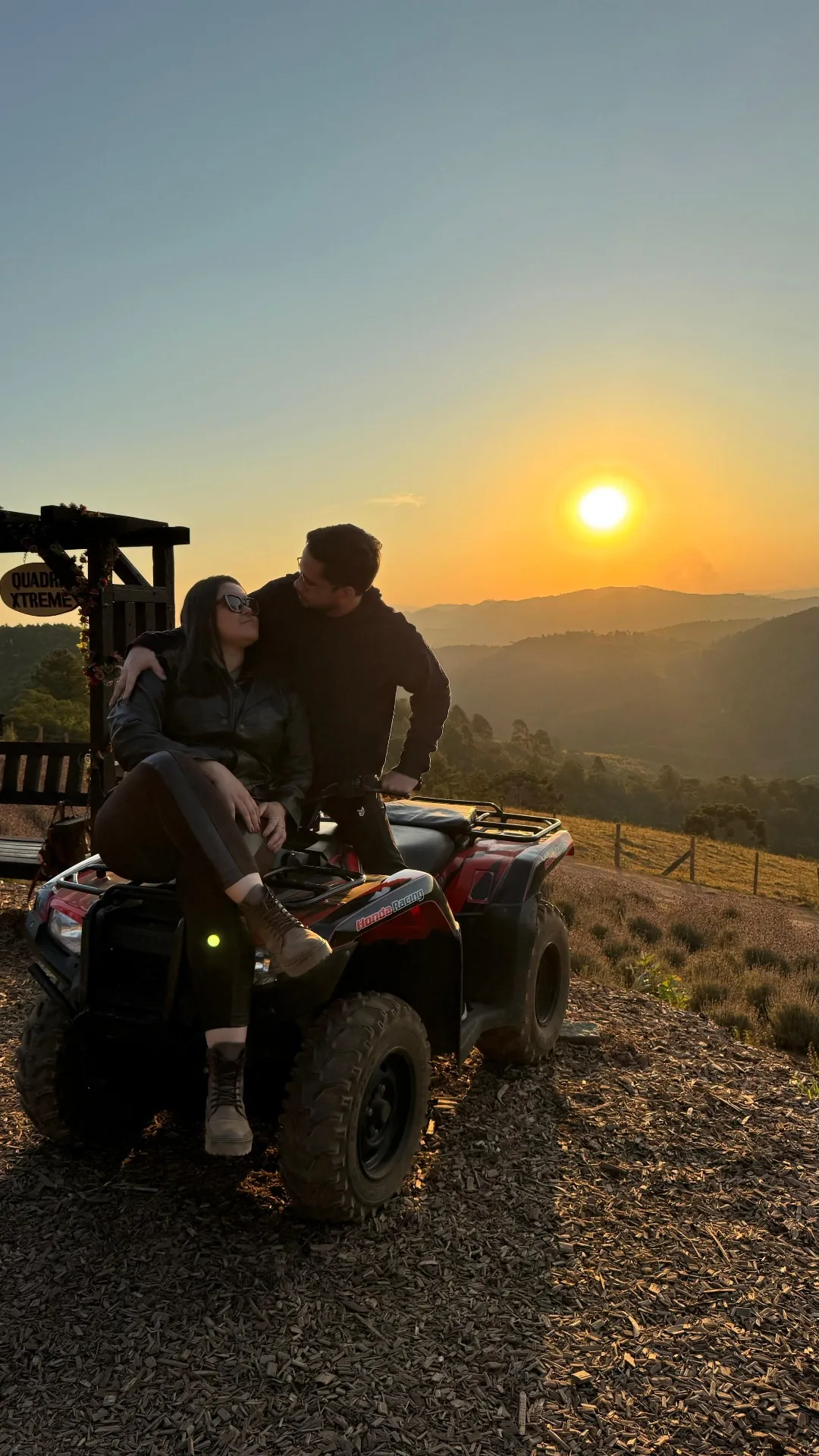 Aventura romântica em quadriciclo com vista espetacular do pôr do sol