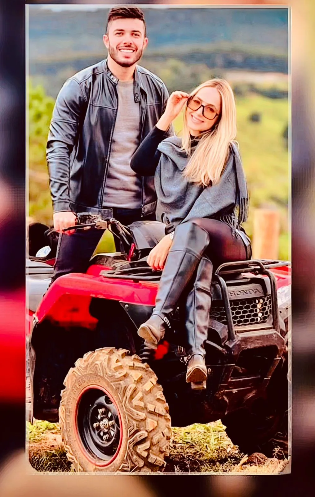 Casal posando no quadriciclo Honda vermelho em Monte Verde