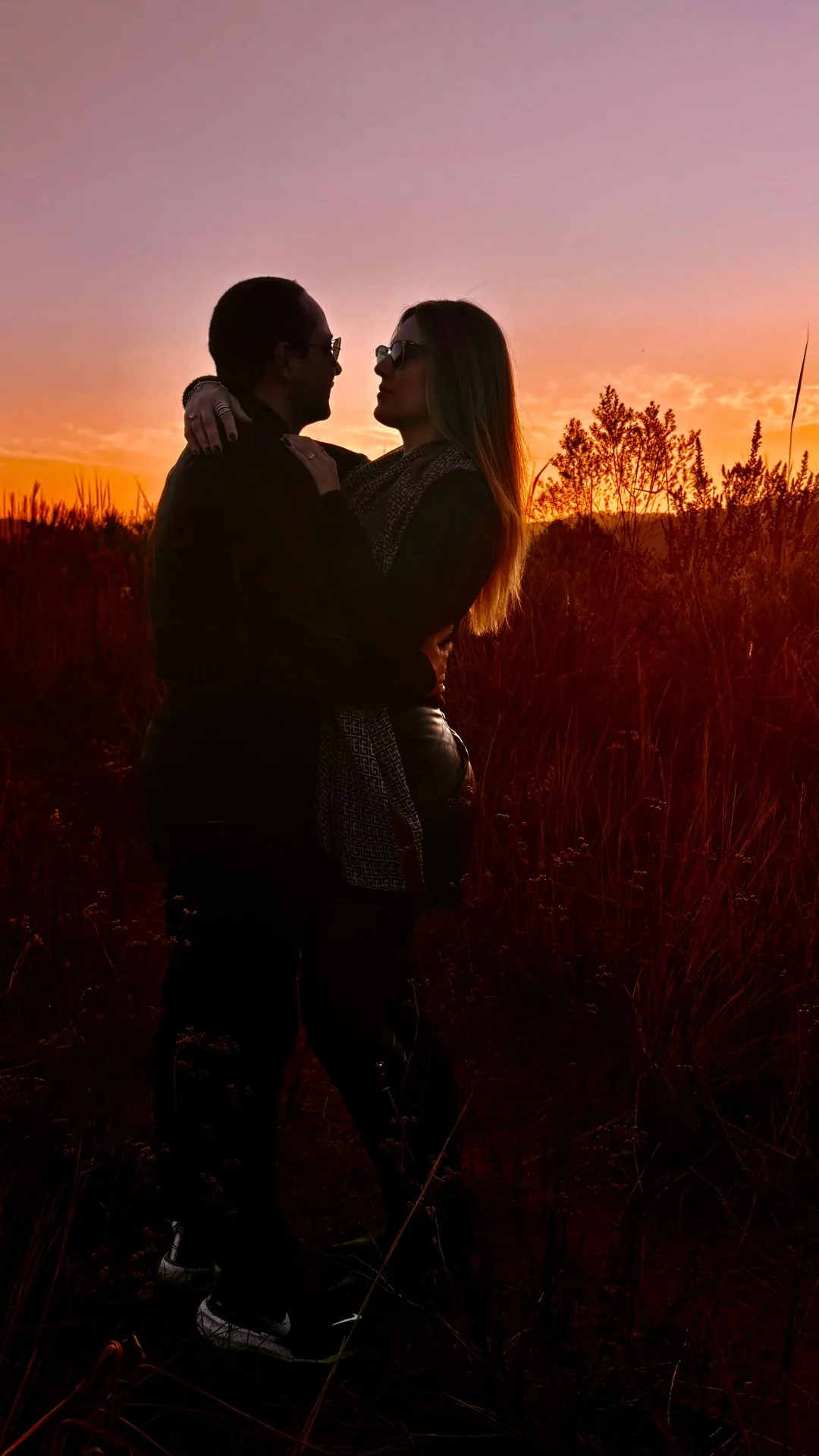 Casal apreciando o pôr do sol em Monte Verde