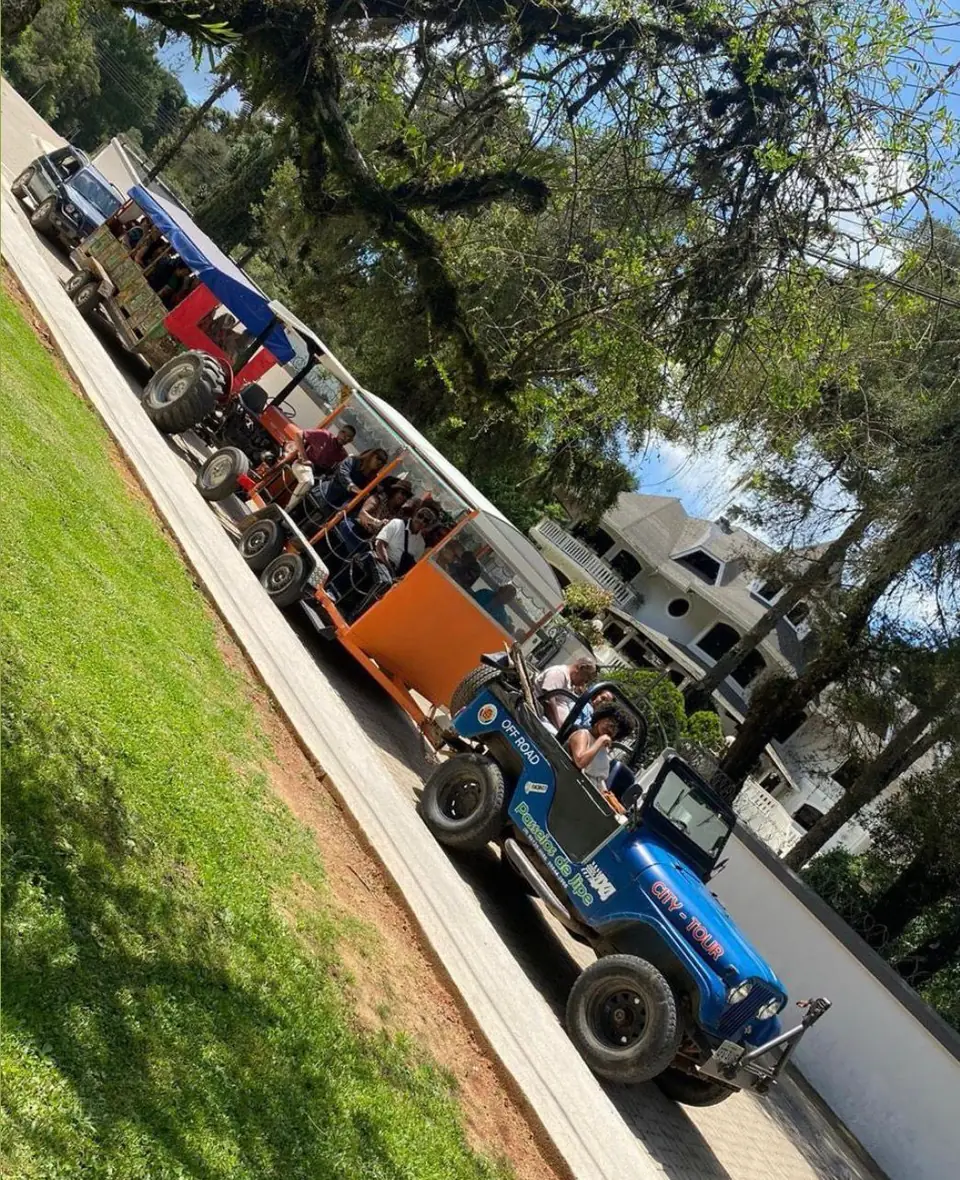 Excursão em grupo no trenzinho/jardineira pelo vilarejo de Monte Verde