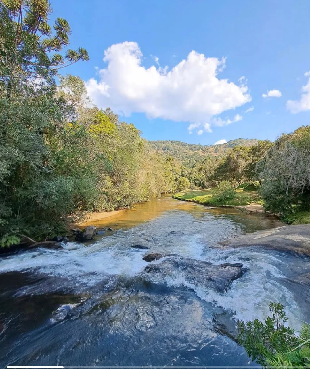Visitantes aproveitando a cachoeira da Fazenda em Monte Verde