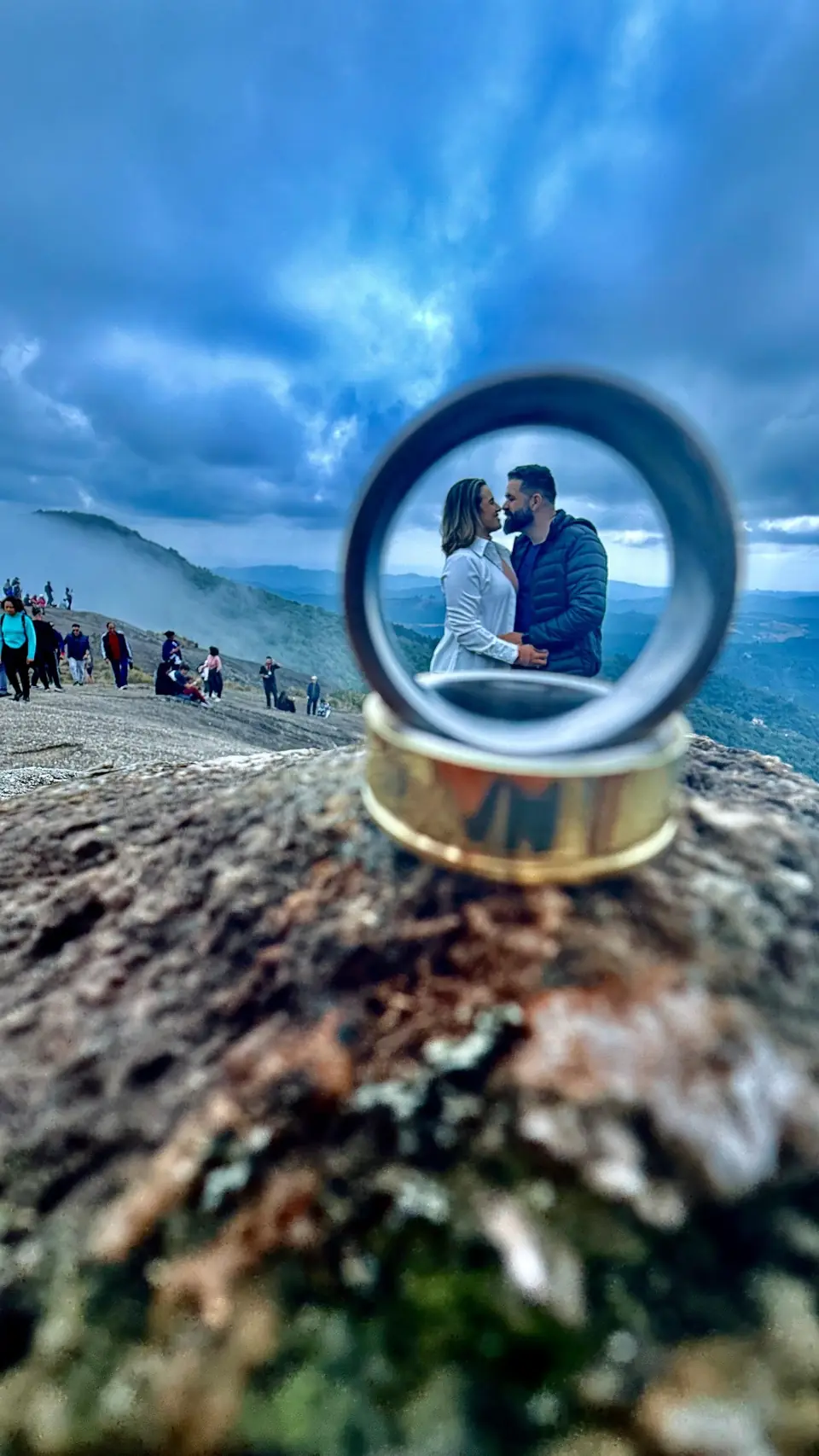 Casal na Pedra Redonda com vista panorâmica de Monte Verde
