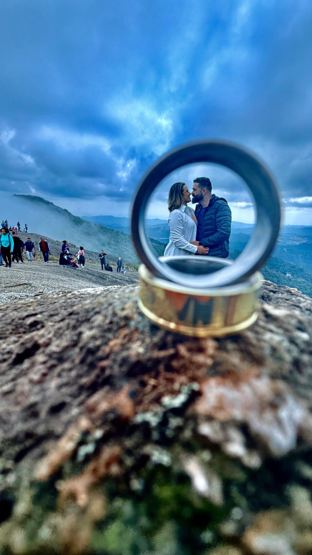 Casal na Pedra Redonda com vista panorâmica de Monte Verde