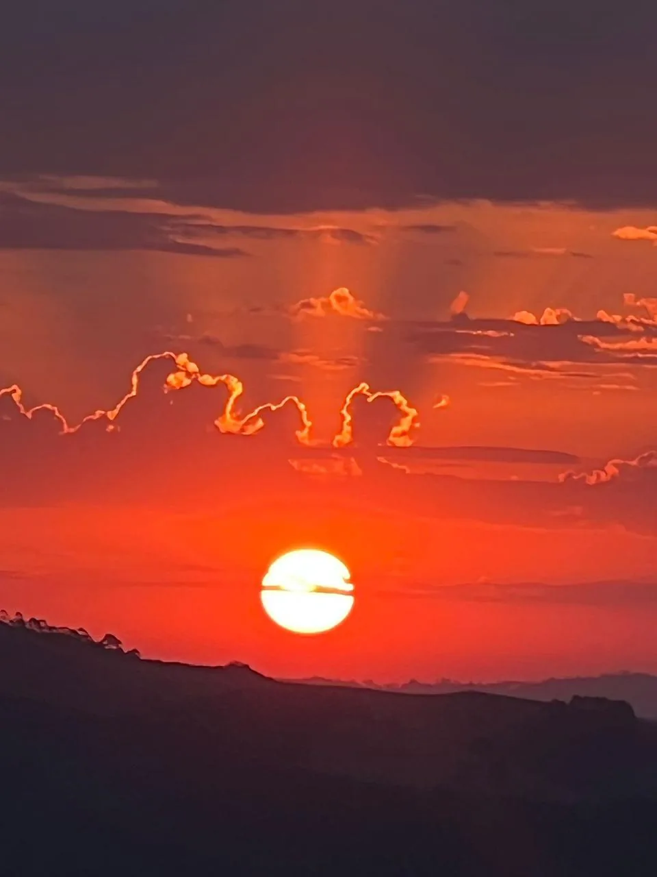 Pôr do sol dourado e espetacular visto do mirante Mão de Deus