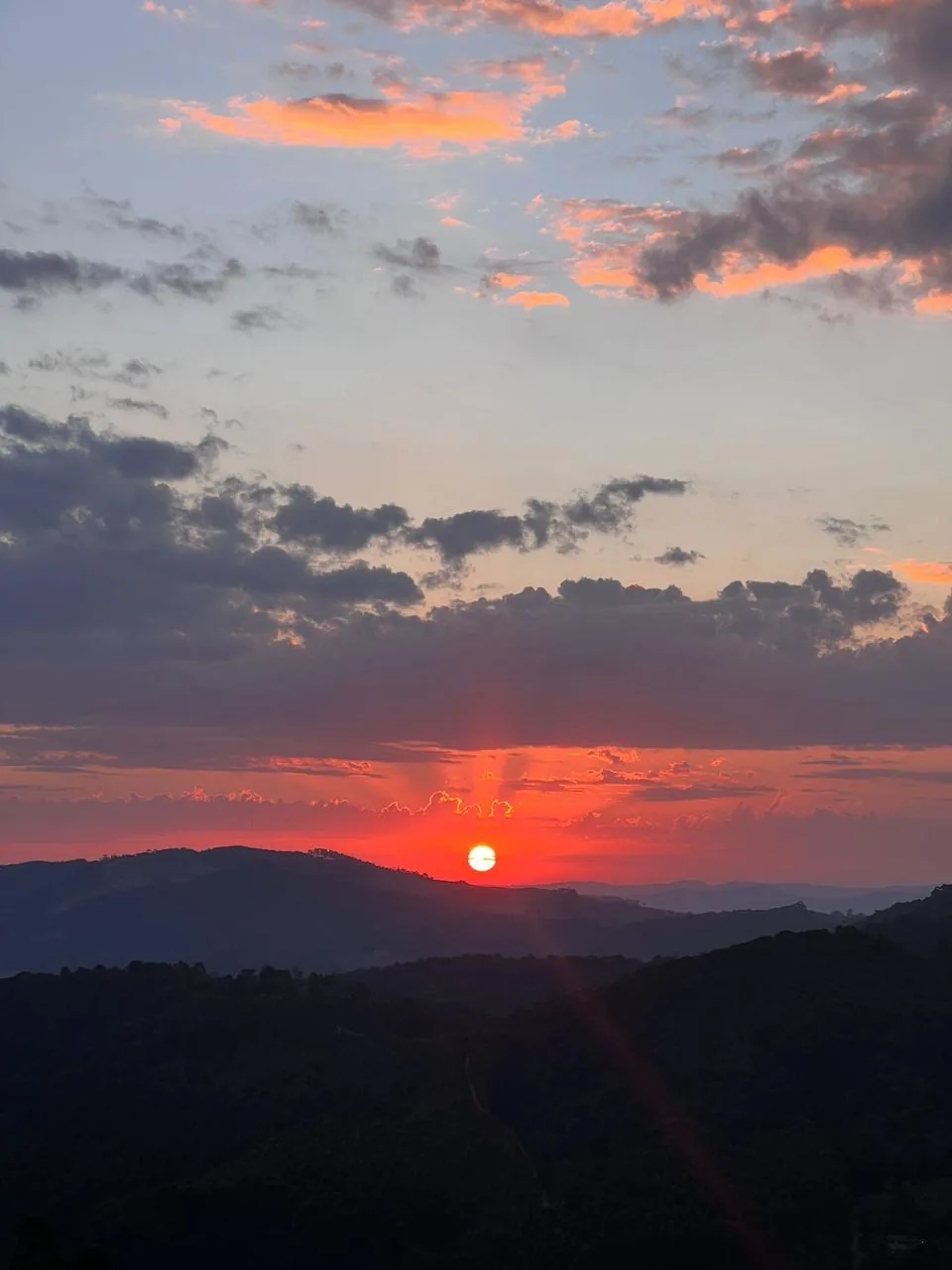 Casal em quadriciclo no mirante Mão de Deus ao pôr do sol