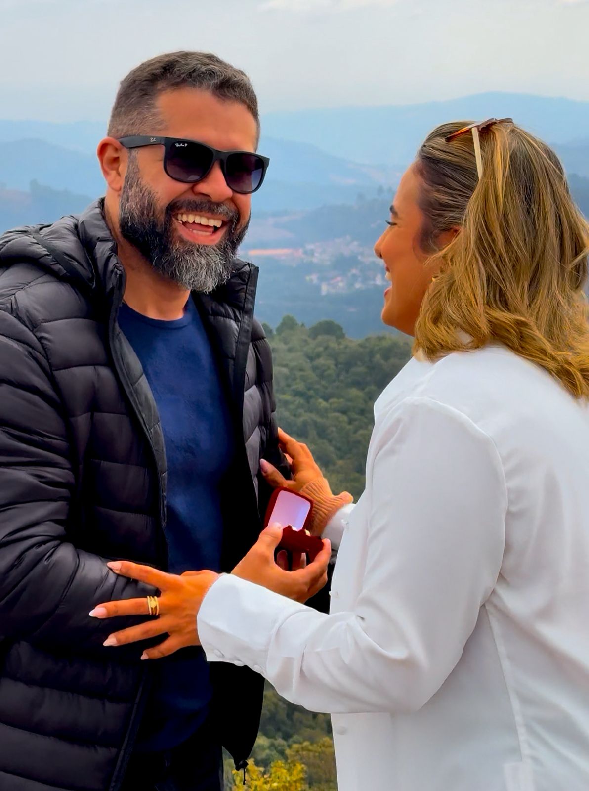 Pedido de casamento com vista da Pedra Redonda em Monte Verde