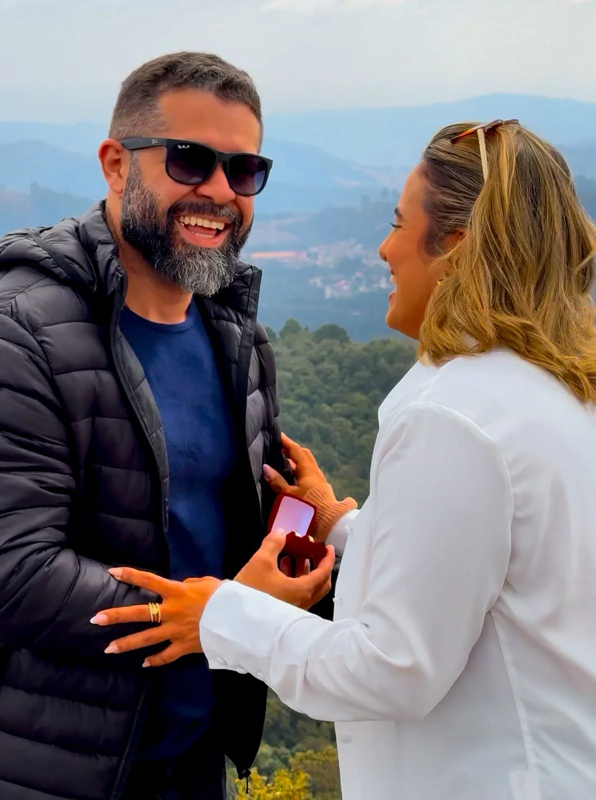 Pedido de casamento com vista da Pedra Redonda em Monte Verde