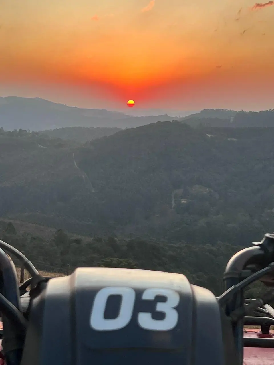 Vista panorâmica do pôr do sol dourado das montanhas no passeio de quadriciclo