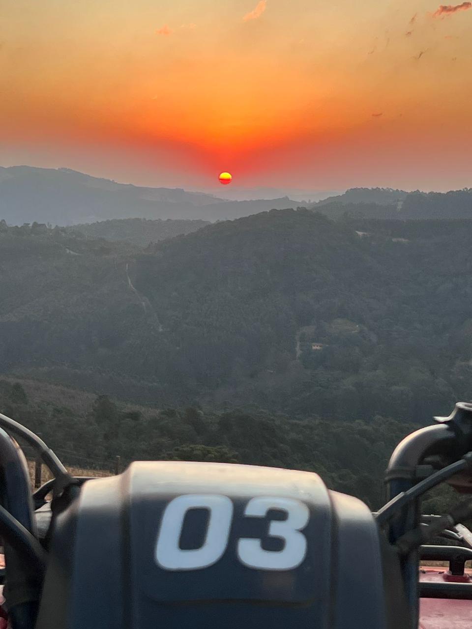 Vista panorâmica do pôr do sol dourado das montanhas no passeio de quadriciclo