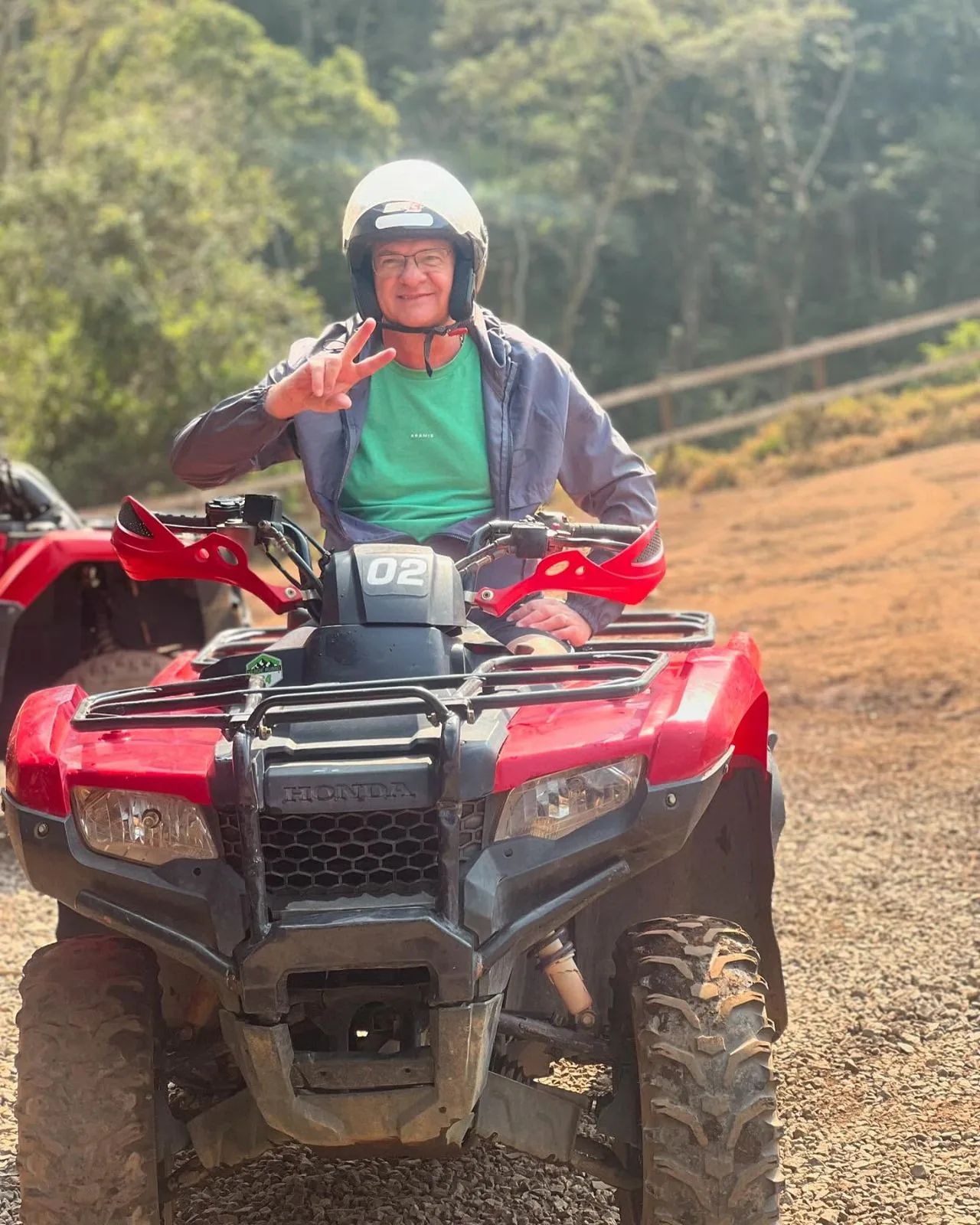Aventureiro em quadriciclo nas trilhas de Monte Verde