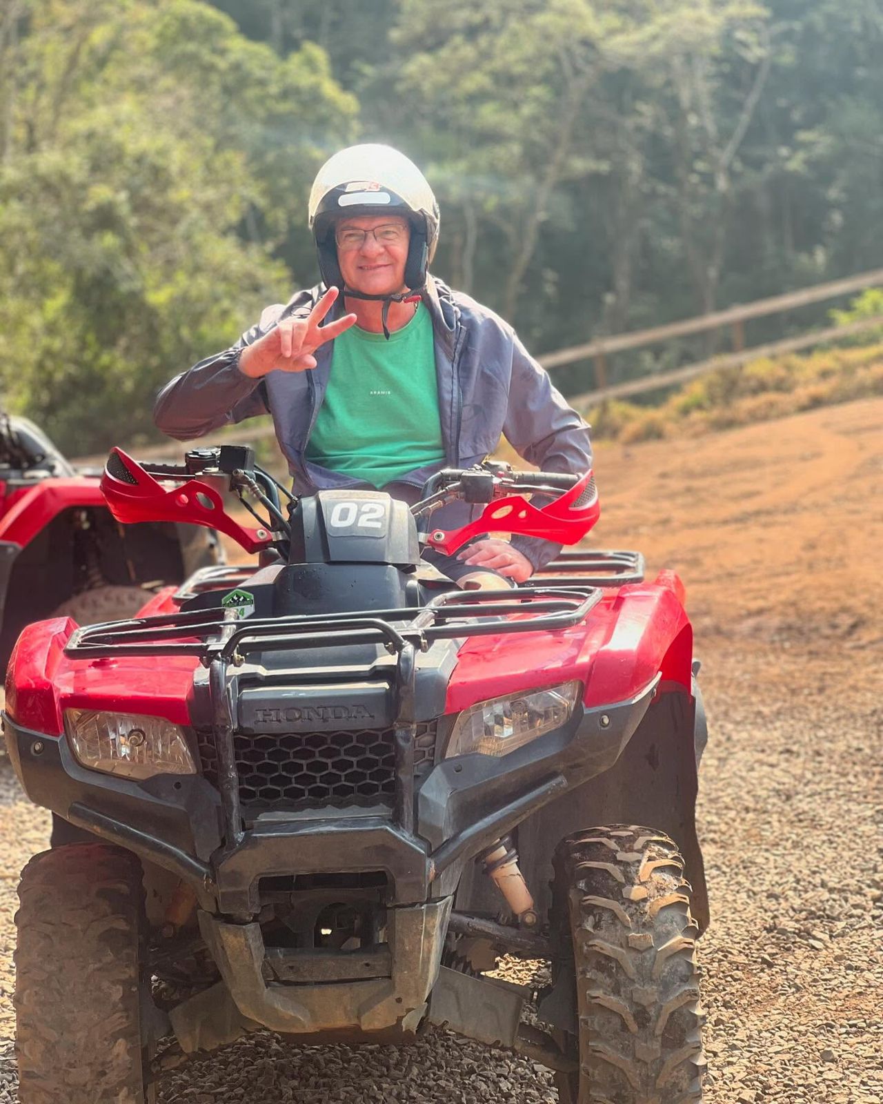 Aventureiro em quadriciclo nas trilhas de Monte Verde
