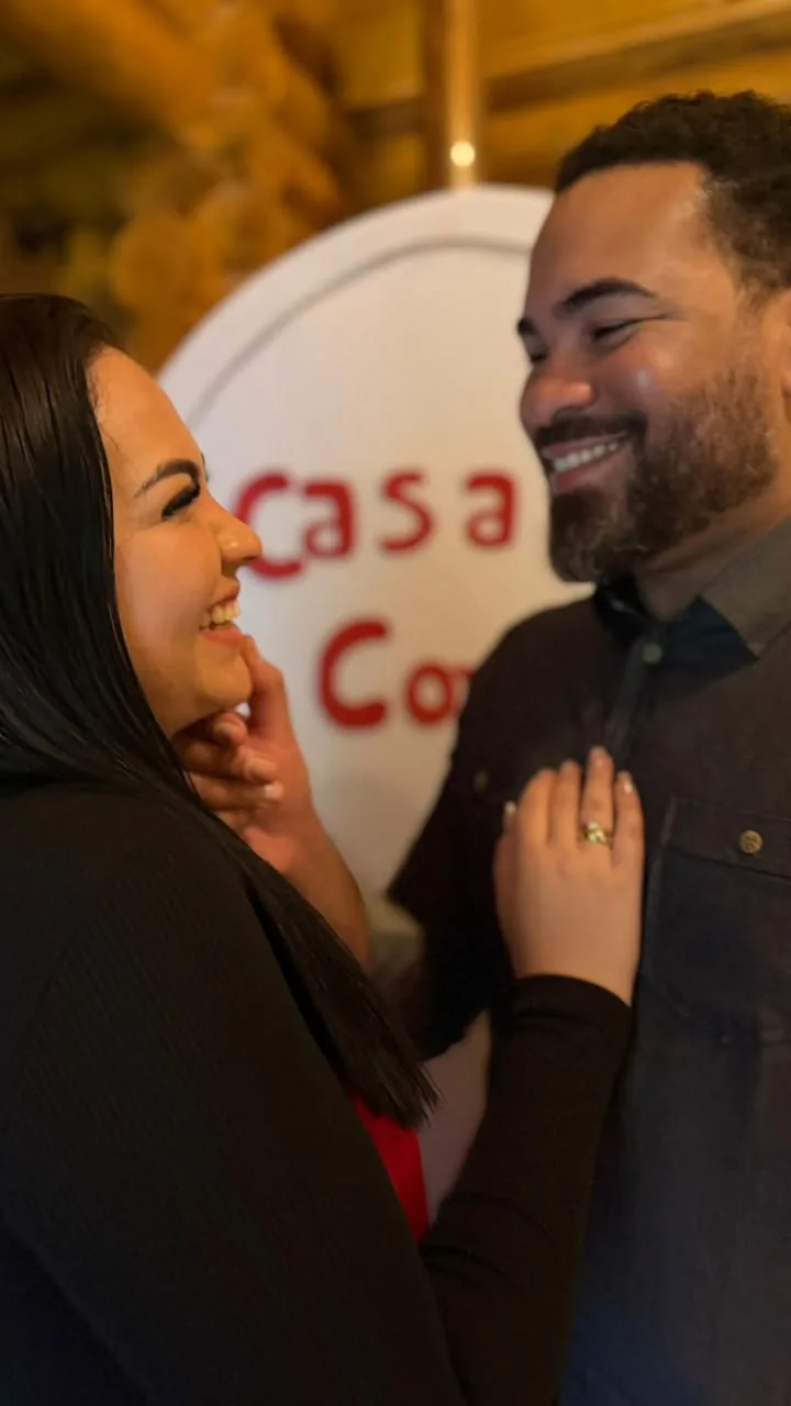 Casal sorrindo um para o outro durante o ensaio fotográfico em Monte Verde