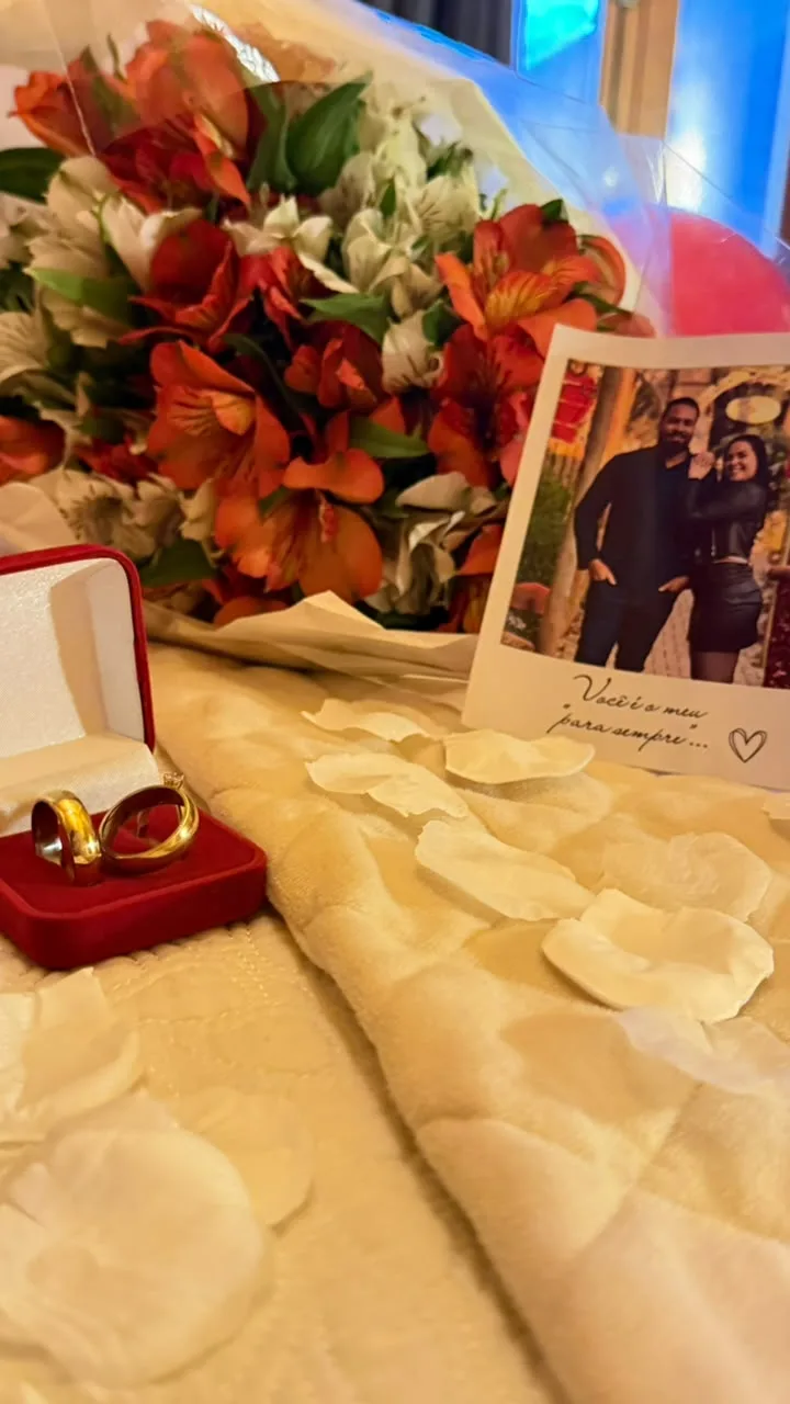 Alianças na caixinha ao lado de buquê e foto polaroid do casal em Monte Verde